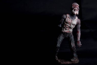 Siyah arka planda zombi minyatür heykel