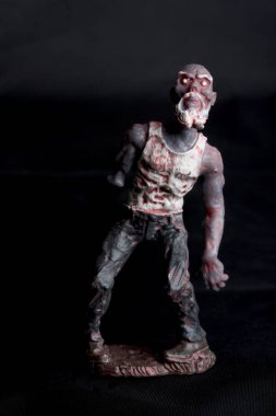 Siyah arka planda zombi minyatür heykel