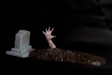 Siyah arka planda zombi minyatür heykel