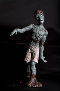 Siyah arka planda zombi minyatür heykel