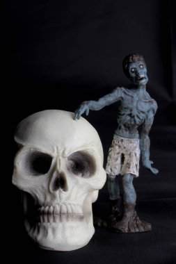 Siyah arka planda zombi minyatür heykel