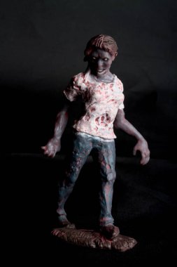 Siyah arka planda zombi minyatür heykel