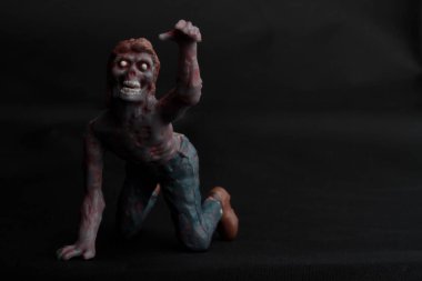 Siyah arka planda zombi minyatür heykel