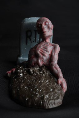 Siyah arka planda zombi minyatür heykel