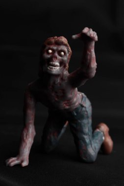 Siyah arka planda zombi minyatür heykel