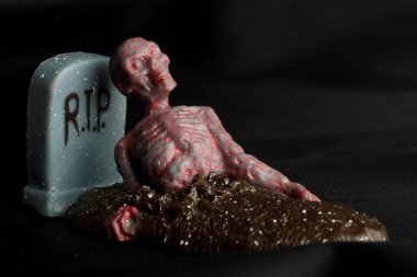 Siyah arka planda zombi minyatür heykel