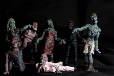 Siyah arka planda zombi minyatür heykel