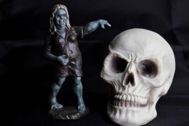 Siyah arka planda zombi minyatür heykel