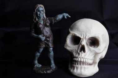 Siyah arka planda zombi minyatür heykel