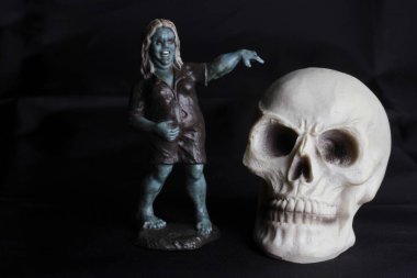 Siyah arka planda zombi minyatür heykel