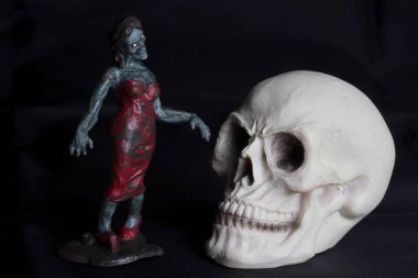 Siyah arka planda zombi minyatür heykel