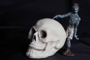 Siyah arka planda zombi minyatür heykel