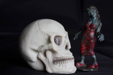 Siyah arka planda zombi minyatür heykel