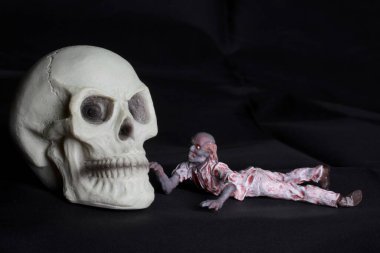 Siyah arka planda zombi minyatür heykel