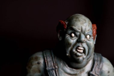 Zombi bebeğini siyah arka plana yakın tut.