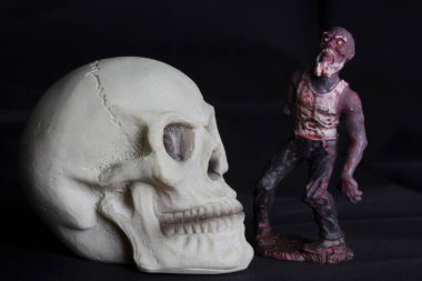 Siyah arka planda zombi minyatür heykel