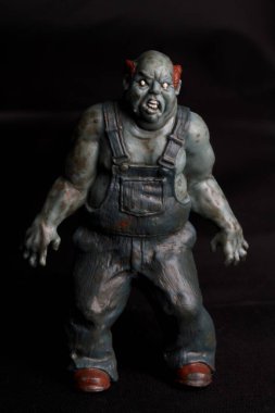 Siyah arka planda zombi minyatür heykel