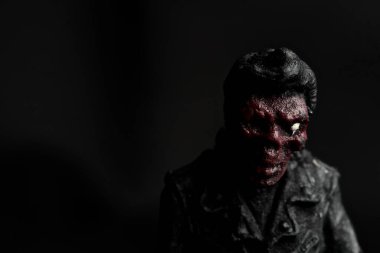 Zombi bebeğini siyah arka plana yakın tut.