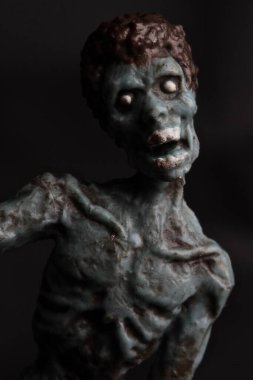 Zombi bebeğini siyah arka plana yakın tut.