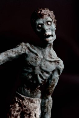 Zombi bebeğini siyah arka plana yakın tut.