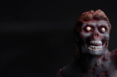 Zombi bebeğini siyah arka plana yakın tut.