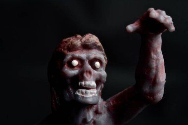 Zombi bebeğini siyah arka plana yakın tut.