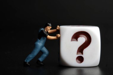 Minyatür insanlar: Küp üzerinde duran beyaz arka planda soru işareti olan adam. iş, finans ve teknoloji.