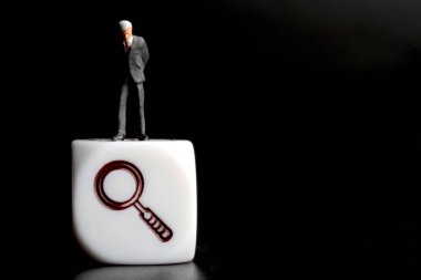 Siyah arka planda bir adamla büyüteç