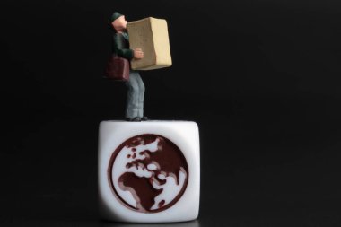 Minyatür insanlar, paketi ve küresi olan teslimatçı..