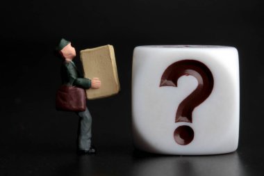 Soru işaretli teslimatçı figürü.