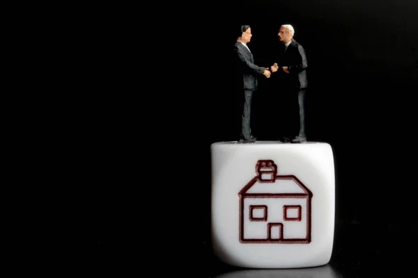Miniature Figurines Couple Businessmen Handshaking Deal Property — Stock Photo, Image