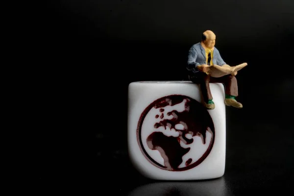 Figurilla Miniatura Hombre Leyendo Noticias Internacionales Periódico — Foto de Stock