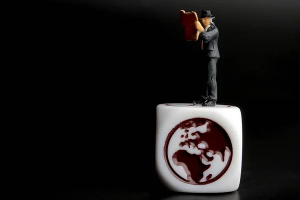 Gazetede Uluslararası Haberler Okuyan Bir Adamın Minyatür Figürü — Stok fotoğraf