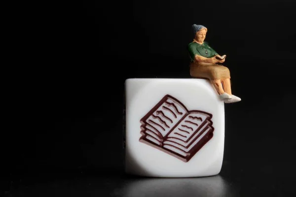 Miniature Figurine People Promoting Books Reading Black Background — Stock Photo, Image