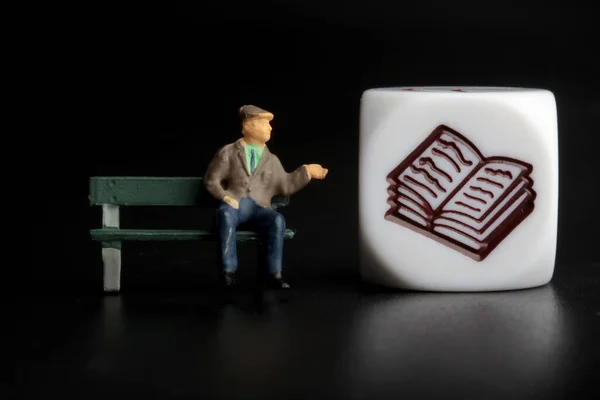 Miniaturfigur Von Menschen Die Für Bücher Werben Die Auf Schwarzem — Stockfoto