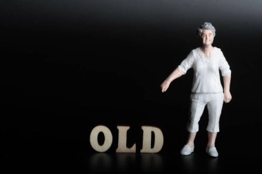 Yaşlı bir kadının minyatür heykelciği.