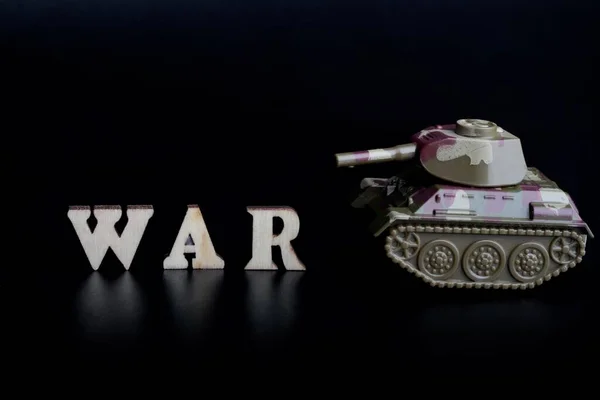 Игрушечный Военный Танк Черном Фоне Военным Словом — стоковое фото