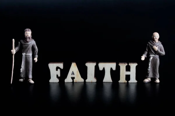 Miniatuur Beeldjes Van Monniken Met Het Woord Geloof Een Zwarte — Stockfoto
