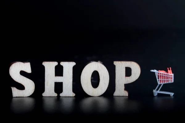 Корзина Супермаркета Черном Фоне Словом Shop — стоковое фото