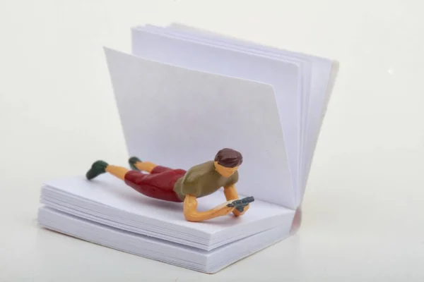 Figurine Miniature Étudiant Lisant Avec Livre Géant — Photo