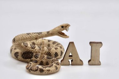 Yapay zekalı bir yılanın oyuncak minyatürü. harf