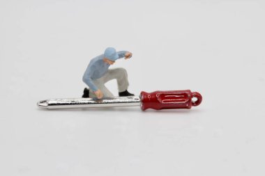 Tornavidayla çalışan bir işçinin minyatür biblosu.