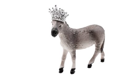 Kafasında taç olan bir eşeğin minyatür oyuncağı.