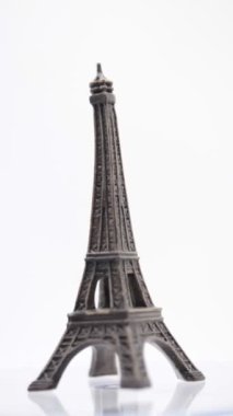 Eyfel Kulesi, Paris 'in sembolü, beyaz arka planda dönen minyatür bir heykel.