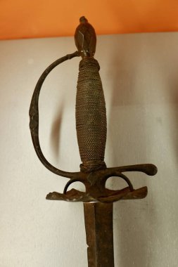 Tahta zeminde metal bir kılıç.