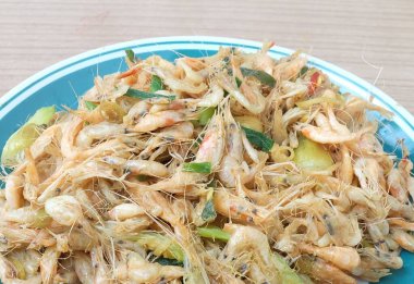 Tayland mutfağı ve yemeği, baharatlı karides salatası Shallot, biber ve kişniş karışımı..