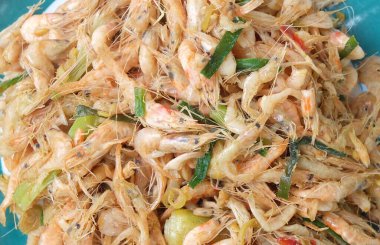 Tayland mutfağı ve yemeği, baharatlı karides salatası Shallot, biber ve kişniş karışımı..