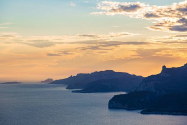 Deniz ve kayalarla güzel bir manzara, Akdeniz 'de gün batımı, Fransa.