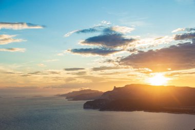 Deniz ve kayalarla güzel bir manzara, Akdeniz 'de gün batımı, Fransa.