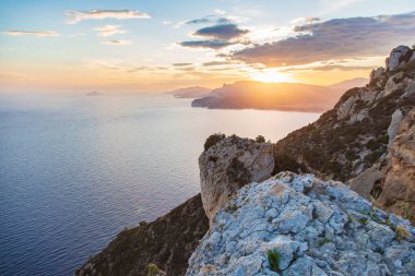 Deniz ve kayalarla güzel bir manzara, Akdeniz 'de gün batımı, Fransa.